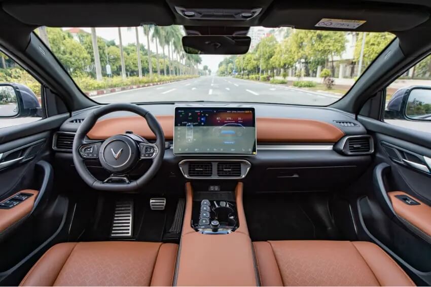 Khoang lái của Vinfast VF8 bọc da cao cấp