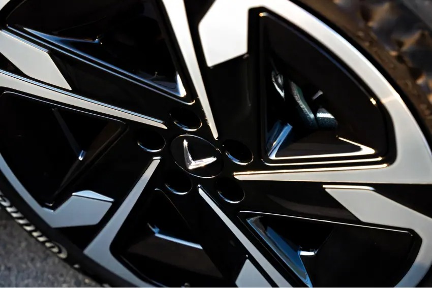 La zăng VinFast VF9 dạng đa chấu mạnh mẽ đầy tính thể thao