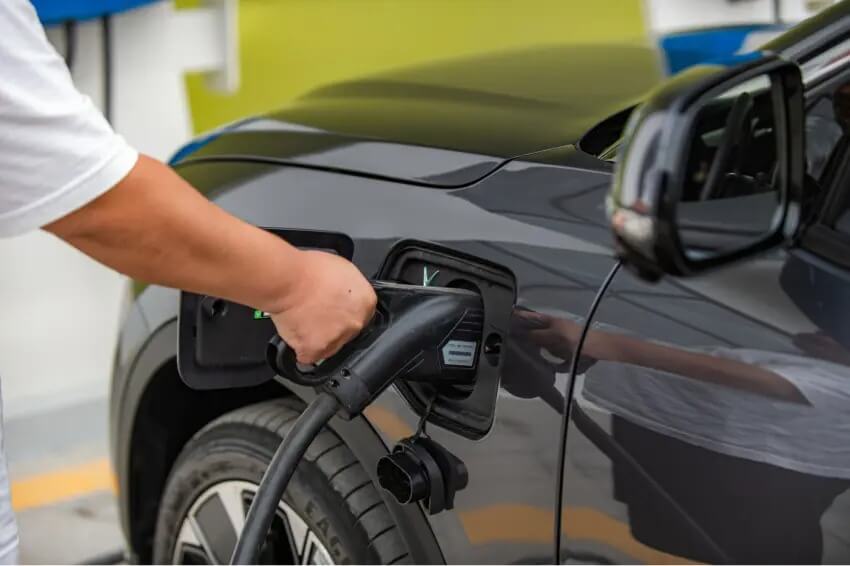 Vinfast VF8 được trang bị pin Lithium-ion có khả năng lưu trữ lớn.