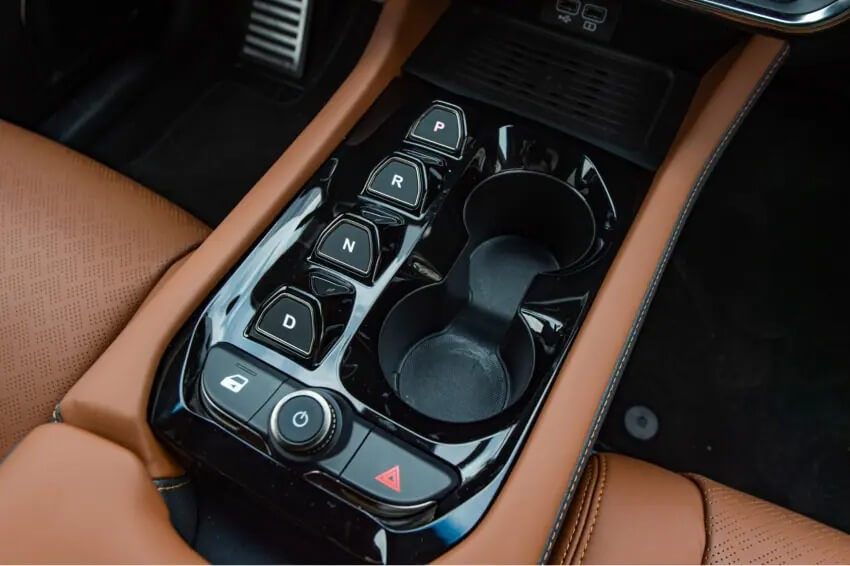 Khu vực cần số của Vinfast VF8 chuyển thành nút bấm