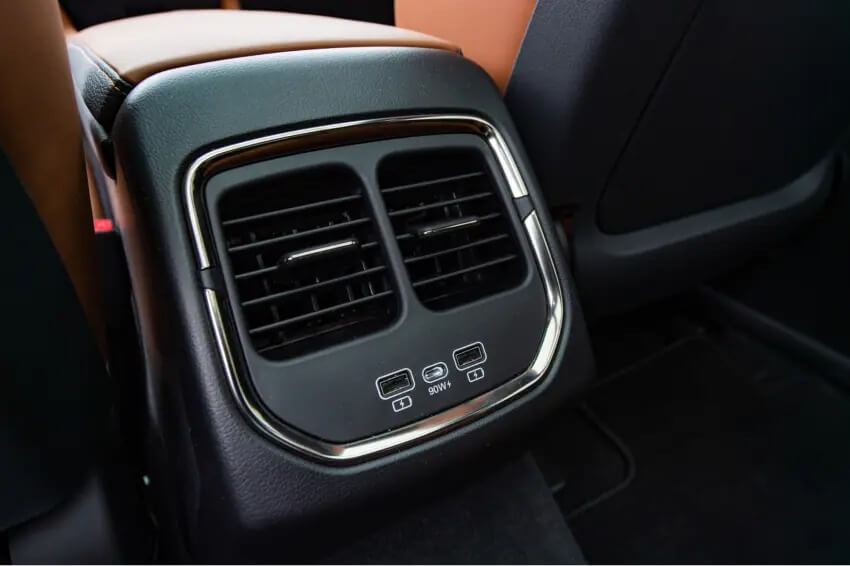 Điều hòa tự động 2 vùng được bố trí ở cả hai phiên bản của Vinfast VF8