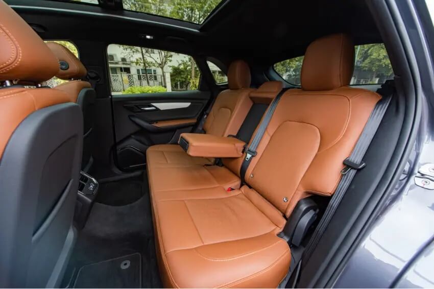 Nhìn chung không gian hàng ghế thứ hai của Vinfast VF8 khá rộng rãi