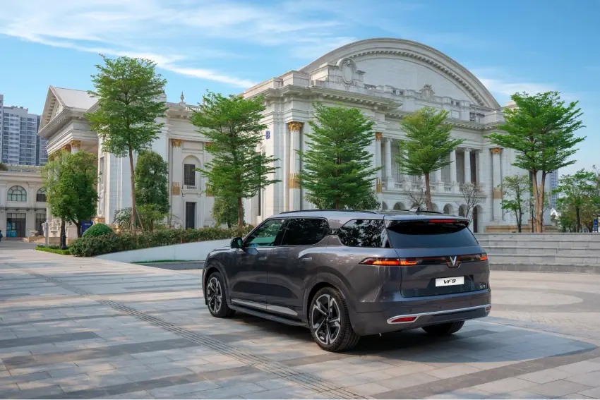 Đuôi xe VinFast VF9 mang hình dáng vuông vức