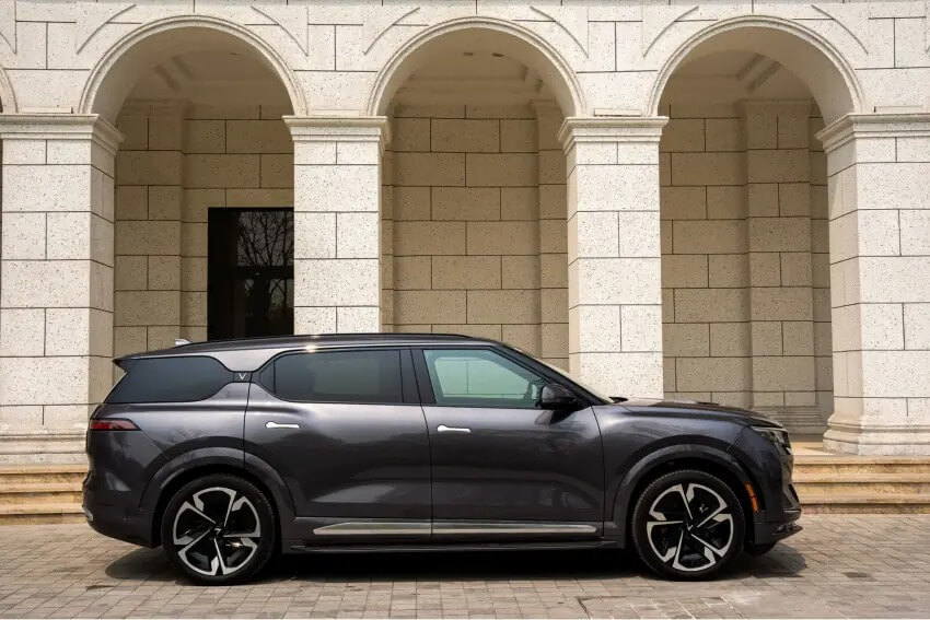 Thân xe VinFast VF9 mềm mại với những đường gân chạy dọc