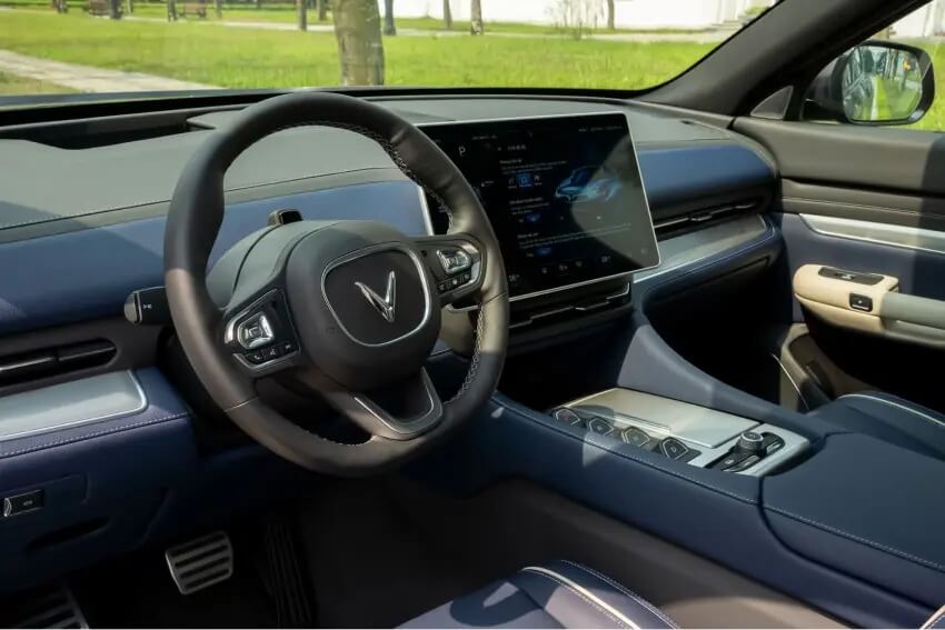 Vô lăng VinFast VF9 thiết kế D-cut bọc da sang trọng