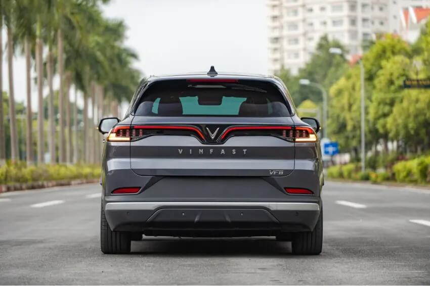 Đuôi Vinfast VF8 có thiết kế cứng cáp